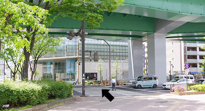②名古屋高速の下の横断歩道を渡ってください。